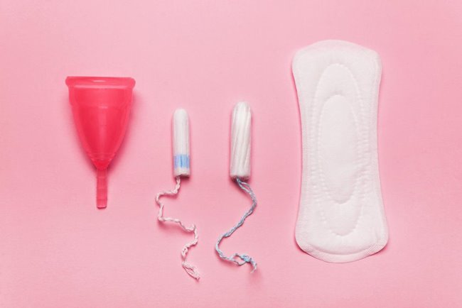 Bind, tampon og menstruatiónskoppur
